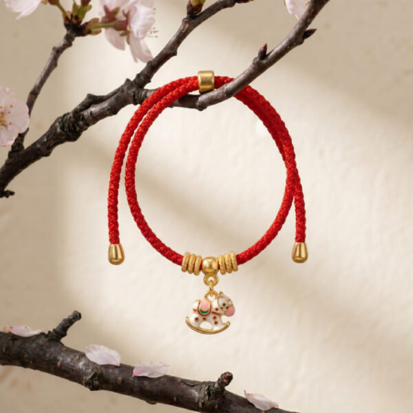 4 สร้อยข้อมือเชือกแดง ด้ายแดงมงคล + จี้ม้าโยก เสริมโชคลาภ ความก้าวหน้า ความสำเร็จ ปรับขนาดได้ สายมู น่ารัก