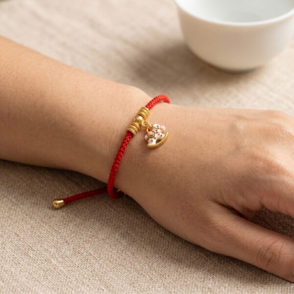 6 สร้อยข้อมือเชือกแดง ด้ายแดงมงคล + จี้ม้าโยก เสริมโชคลาภ ความก้าวหน้า ความสำเร็จ ปรับขนาดได้ สายมู น่ารัก