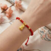 7 สร้อยข้อมือเชือกแดง ด้ายแดงมงคล + จี้ถุงเงิน 福 เสริมโชคลาภ การเงิน ฮวงจุ้ย เงินทองไหลมาเทมา ปรับขนาดได้ สายมู