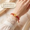 สร้อยข้อมือเชือกแดง ด้ายแดงมงคล + จี้ทองก้อนลายจีน เสริมโชคลาภ มั่งคั่ง การเงิน เรียบหรู สีทอง ปรับขนาดได้ สายมู