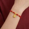 th-11134207-81ztd-mnfe92rsrqpvec.jpg สร้อยข้อมือเชือกแดง ด้ายแดงมงคล + จี้ถุงเงิน 福 เสริมโชคลาภ การเงิน ฮวงจุ้ย เงินทองไหลมาเทมา ปรับขนาดได้ สายมู