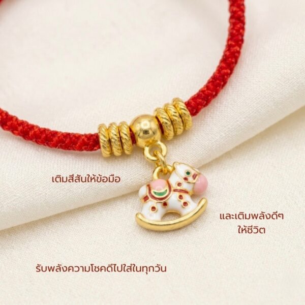 th-11134207-81zte-mnfbqxyr80lk0f.jpg สร้อยข้อมือเชือกแดง ด้ายแดงมงคล + จี้ม้าโยก เสริมโชคลาภ ความก้าวหน้า ความสำเร็จ ปรับขนาดได้ สายมู น่ารัก