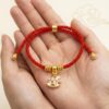th-11134207-81ztf-mnfbe3x25hxe84.jpg สร้อยข้อมือเชือกแดง ด้ายแดงมงคล + จี้ม้าโยก เสริมโชคลาภ ความก้าวหน้า ความสำเร็จ ปรับขนาดได้ สายมู น่ารัก