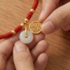 th-11134207-81ztf-mnfeartbtzic25.jpg สร้อยข้อมือเชือกแดง ด้ายแดงมงคล + จี้หยก/เหรียญจีน 福 เสริมโชคลาภ เสริมด้านการเงิน ฮวงจุ้ย ปรับขนาดได้ สายมู