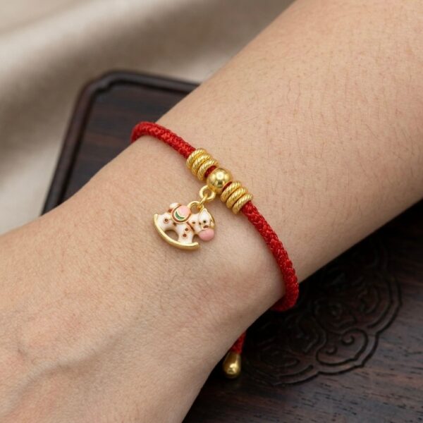 th-11134207-81ztg-mnfbe1k2acjn3f.jpg สร้อยข้อมือเชือกแดง ด้ายแดงมงคล + จี้ม้าโยก เสริมโชคลาภ ความก้าวหน้า ความสำเร็จ ปรับขนาดได้ สายมู น่ารัก