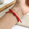 th-11134207-81zth-mnfbo6xuzzesaf.jpg สร้อยข้อมือเชือกแดง ด้ายแดงมงคล + จี้หยกถุงทอง เสริมโชคลาภ เสริมด้านการเงิน ฮวงจุ้ย ปรับขนาดได้ สายมู