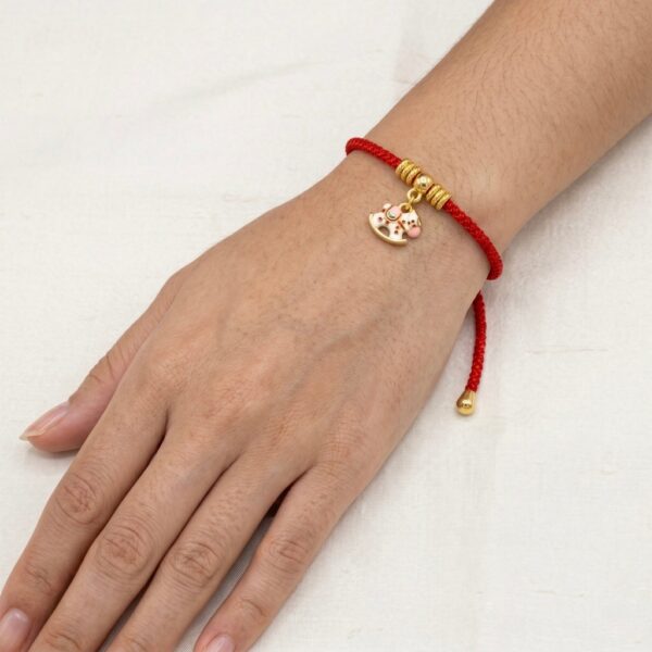 th-11134207-81ztk-mnfbdwa9rncz1f.jpg สร้อยข้อมือเชือกแดง ด้ายแดงมงคล + จี้ม้าโยก เสริมโชคลาภ ความก้าวหน้า ความสำเร็จ ปรับขนาดได้ สายมู น่ารัก