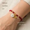 th-11134207-81ztk-mnfeb77e3l6q9b.jpg สร้อยข้อมือเชือกแดง ด้ายแดงมงคล + จี้หยก/เหรียญจีน 福 เสริมโชคลาภ เสริมด้านการเงิน ฮวงจุ้ย ปรับขนาดได้ สายมู