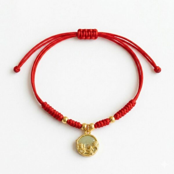 th-11134207-81ztl-mnfdze0vdvk8d6.jpg สร้อยข้อมือเชือกแดง ด้ายแดงมงคล + จี้หยกวงกลม เสริมโชคลาภ เสริมเรื่องการเงิน ฮวงจุ้ย ปรับขนาดได้ สายมู
