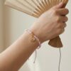 สร้อยข้อมือเชือกชมพู ด้ายสีชมพูมงคล + ก้อนเมฆมงคล "จี้ซวงสี่" ปรับขนาดได้ เสริมความรัก และเสริมความโชคดี