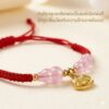 th-11134207-81ztm-mne60xnkx6o2d0.jpg สร้อยข้อมือเชือกแดง ด้ายแดงเสริมมงคล พร้อมจี้ม้าโยก ลูกปัดสีชมพู ปรับขนาดได้ เสริมความรัก เสริมโชคลาภ