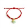 th-11134207-81ztm-mnfbnsnnppfsfa.jpg สร้อยข้อมือเชือกแดง ด้ายแดงมงคล + จี้หยกถุงทอง เสริมโชคลาภ เสริมด้านการเงิน ฮวงจุ้ย ปรับขนาดได้ สายมู
