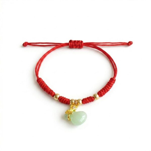 th-11134207-81ztm-mnfbnsnnppfsfa.jpg สร้อยข้อมือเชือกแดง ด้ายแดงมงคล + จี้หยกถุงทอง เสริมโชคลาภ เสริมด้านการเงิน ฮวงจุ้ย ปรับขนาดได้ สายมู