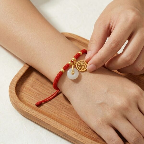 th-11134207-81ztm-mnfeanrx9w5fc9.jpg สร้อยข้อมือเชือกแดง ด้ายแดงมงคล + จี้หยก/เหรียญจีน 福 เสริมโชคลาภ เสริมด้านการเงิน ฮวงจุ้ย ปรับขนาดได้ สายมู