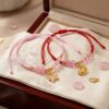 th-11134207-81ztn-mnv3fxkqmjur8a.jpg สร้อยข้อมือเชือกถัก Lucky Charm กำไลข้อมือด้ายแดง ด้ายชมพู เสริมมงคล ความรัก เสริมโชค ปรับขนาดได้
