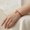 th-11134207-81zto-mnfe9558r0n848.jpg สร้อยข้อมือเชือกแดง ด้ายแดงมงคล + จี้ถุงเงิน 福 เสริมโชคลาภ การเงิน ฮวงจุ้ย เงินทองไหลมาเทมา ปรับขนาดได้ สายมู