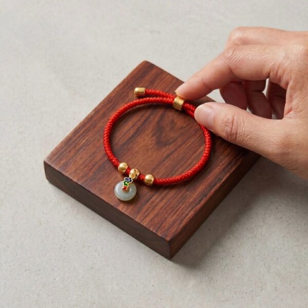 สร้อยข้อมือเชือกแดง ด้ายแดงมงคล + จี้หยก เสริมโชคลาภ การเงิน เรียกทรัพย์ ความสำเร็จ ฮวงจุ้ย ปรับขนาดได้ สายมู