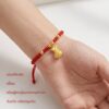 th-11134207-81ztp-mnfe9n47y8so73.jpg สร้อยข้อมือเชือกแดง ด้ายแดงมงคล + จี้ถุงเงิน 福 เสริมโชคลาภ การเงิน ฮวงจุ้ย เงินทองไหลมาเทมา ปรับขนาดได้ สายมู