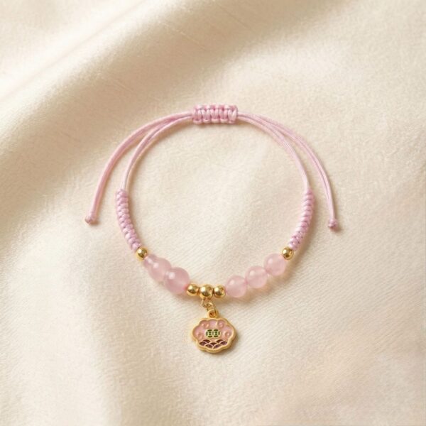 สร้อยข้อมือเชือกชมพู ด้ายสีชมพูมงคล + ก้อนเมฆมงคล "จี้ซวงสี่" ปรับขนาดได้ เสริมความรัก และเสริมความโชคดี