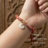 th-11134207-81ztq-mnfelky36scj1a.jpg สร้อยข้อมือเชือกแดง ด้ายแดงมงคล + ด้าย 5 สี จี้หยกก้อนเมฆ เสริมโชคลาภ การเงิน ความสมดุล ฮวงจุ้ย ปรับขนาดได้ สายมู