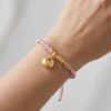 สร้อยข้อมือเชือกชมพู ด้ายชมพู + จี้ถุงเงินมงคล เครื่องประดับ เสริมโชคลาภ การเงินดี ลูกปัดสีชมพู กำไลข้อมือสายมู