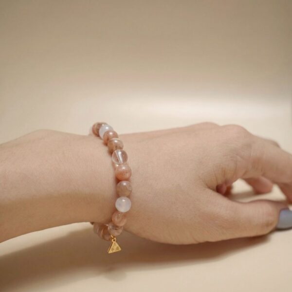 กำไลหินมงคล ซันสโตน (Sunstone) เสริมพลังบวก เปิดรับโอกาส จี้ซาฮะเงินแท้ S925 รุ่น Trinit