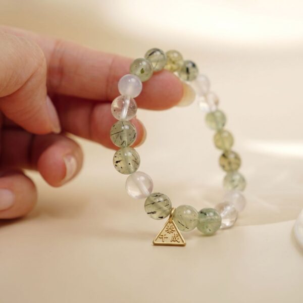 3 กำไลหินมงคล พรีไนต์ (Prehnite) เสริมสมดุล ฟื้นฟูจิตใจ จี้ซาฮะเงินแท้ S925 รุ่น Trinity