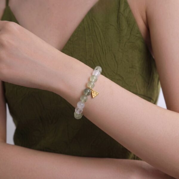4 กำไลหินมงคล พรีไนต์ (Prehnite) เสริมสมดุล ฟื้นฟูจิตใจ จี้ซาฮะเงินแท้ S925 รุ่น Trinity