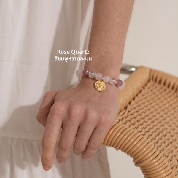 กำไลหินแท้ โรสควอตซ์ เสริมความรัก จี้นักษัตรชุบทอง เงินแท้ S925 | Glow