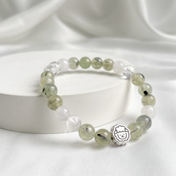 กำไลหินมงคล พรีไนต์ (Prehnite) เสริมสมดุล ฟื้นฟูจิตใจ ชาร์มนักษัตรน่ารัก เงินแท้ S999 รุ่น Destiny
