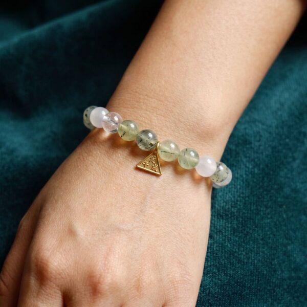 6 กำไลหินมงคล พรีไนต์ (Prehnite) เสริมสมดุล ฟื้นฟูจิตใจ จี้ซาฮะเงินแท้ S925 รุ่น Trinity
