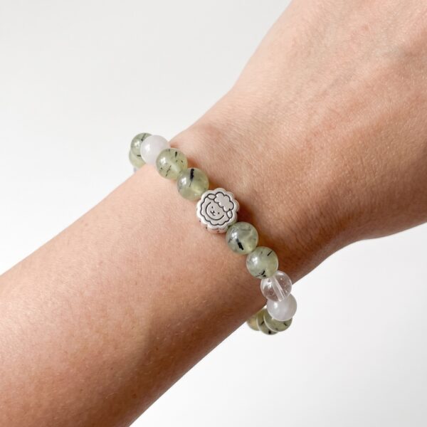กำไลหินมงคล พรีไนต์ (Prehnite) เสริมสมดุล ฟื้นฟูจิตใจ ชาร์มนักษัตรน่ารัก เงินแท้ S999 รุ่น Destiny