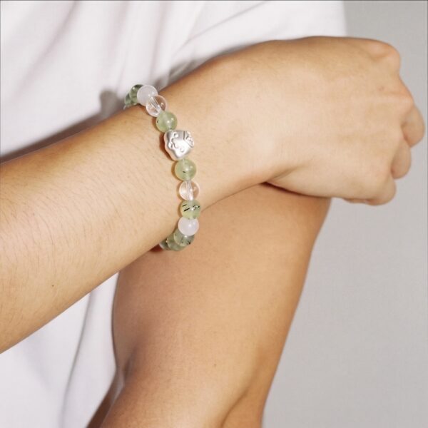 กำไลหินมงคล พรีไนต์ (Prehnite) เสริมสมดุล ฟื้นฟูจิตใจ ชาร์มนักษัตร เงินแท้ S999 รุ่น Fortune