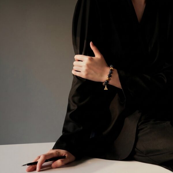 กำไลหินมงคล แบล็กอาเกต Black Agate ปกป้องคุ้มครอง เสริมความมั่นใจ จี้ซาฮะเงินแท้ S925 รุ่น Trinity