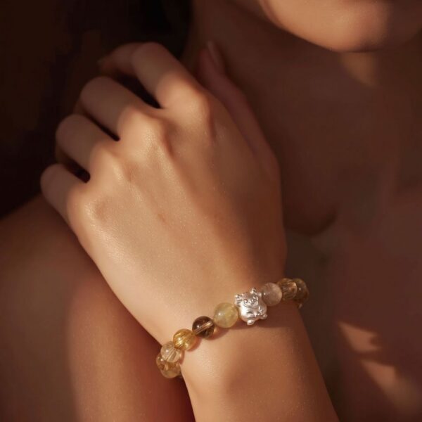 7 กำไลหินมงคล รูไทล์ควอตซ์ (Rutilated Quartz) เสริมการเงิน ชาร์มนักษัตร เงินแท้ S999 รุ่น Fortune