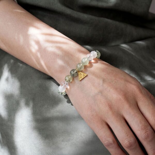 7 กำไลหินมงคล พรีไนต์ (Prehnite) เสริมสมดุล ฟื้นฟูจิตใจ จี้ซาฮะเงินแท้ S925 รุ่น Trinity