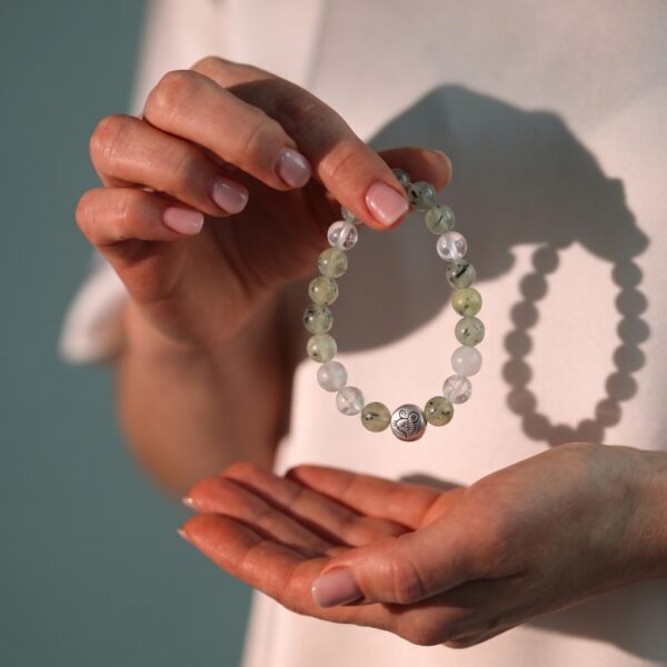 กำไลหินมงคล พรีไนต์ (Prehnite) เสริมสมดุล ฟื้นฟูจิตใจ ชาร์มนักษัตรทรงกลม เงินแท้ S999 รุ่น Starlit