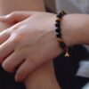 กำไลหินมงคล แบล็กอาเกต Black Agate ปกป้องคุ้มครอง เสริมความมั่นใจ จี้ซาฮะเงินแท้ S925 รุ่น Trinity